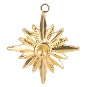 Vue macro détaillée d'un pendentif en métal étoilé doré avec une finition miroir lisse