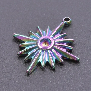 Détail macro d'un pendentif étoile irisé avec finition métallique arc-en-ciel