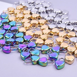 Polierte herzförmige Mini-Vorhängeschlösser aus Edelstahl in Gold, Silber und Regenbogen
