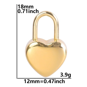 Detaillierte Größenangaben des polierten goldenen Herzschloss-Anhängers mit 18mm Höhe