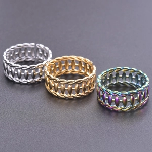 Détails de bagues tressées ajustables en finitions or, argent et titane arc-en-ciel