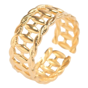 Détail macro d'une bague dorée ajustable avec motif feuille d'olivier évidé poli