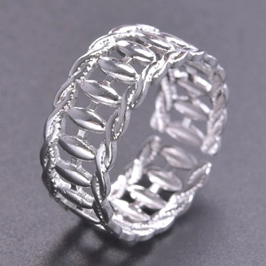 Bague réglable en argent avec motif évidé et détails ovales au design tissé
