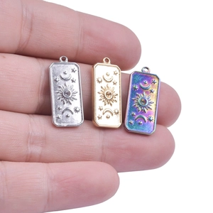 Lot de trois pendentifs rectangulaires en acier inoxydable avec reliefs soleil et lune