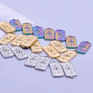 Pendentifs célestes en acier inoxydable arc-en-ciel et or avec reliefs soleil et lune