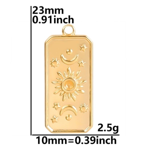 Détail du pendentif céleste en acier doré montrant les dimensions 23x10mm et le poids 2,5g