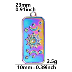 Détail du pendentif soleil lune étoile en acier arc-en-ciel avec dimensions 23mm de haut et 10mm