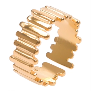 Detailansicht des goldenen verstellbaren Titanrings mit architektonischen Rippentexturen