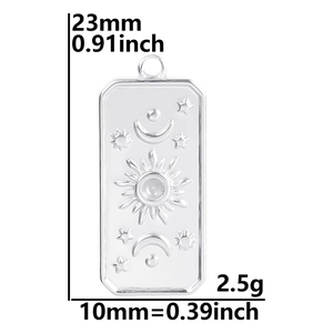Détail macro de gravure céleste soleil et lune sur pendentif rectangulaire en acier