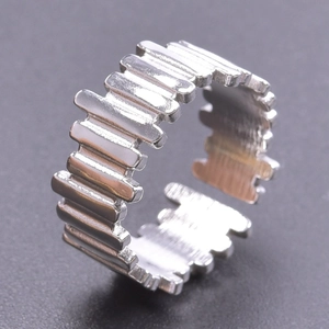 Minimalistischer silberner Stahlring mit verstellbarem Design und geriffelter Textur