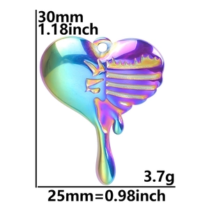 Detailed size parameters of the heart-shaped melt pendant with rainbow finish and rib design