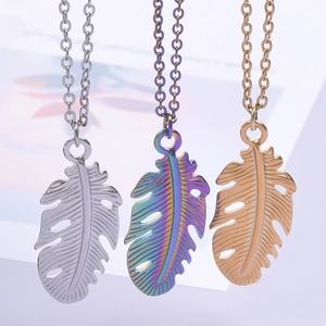 Trois colliers pendentifs feuilles en acier inoxydable argenté, arc-en-ciel et or rose