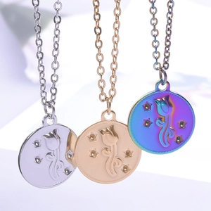 Colliers en acier titane avec pendentifs rose en finitions or, argent et arc-en-ciel
