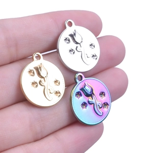 Vue détaillée de trois pendentifs tulipes en relief en or, argent et acier arc-en-ciel