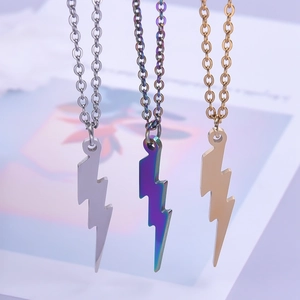 Collares con colgante de rayo en acero inoxidable pulido en plata, oro y arcoíris
