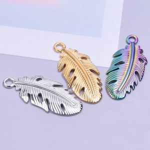 Détails de pendentifs plumes en or, argent et acier irisé pour la création de bijoux DIY