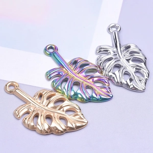 Détails des pendentifs feuille de monstera en acier inoxydable en or, argent et arc-en-ciel