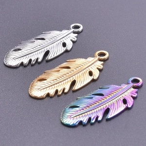 Vue détaillée de pendentifs plumes colorés en or, argent et acier arc-en-ciel DIY
