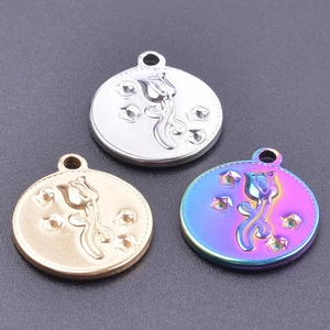 Détail macro du relief de tulipe sur pendentifs en acier doré argenté et arc-en-ciel