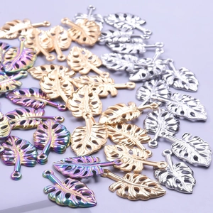 Pendentifs feuille de Monstera en acier inoxydable doré, argenté et arc-en-ciel