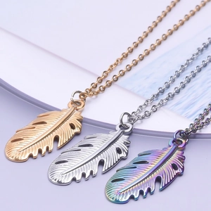 Détails des pendentifs plumes en acier doré, argenté et iridescent sur chaînes fines