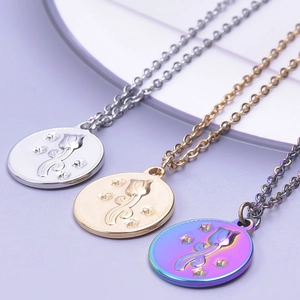Détail de pendentifs tulipes ronds en finitions dorée, argentée et irisée