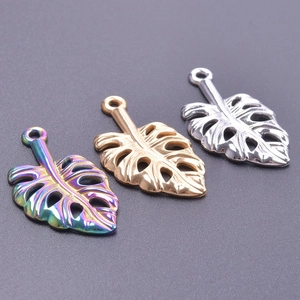 Détails de pendentifs feuilles de monstera en finitions arc-en-ciel, or et argent