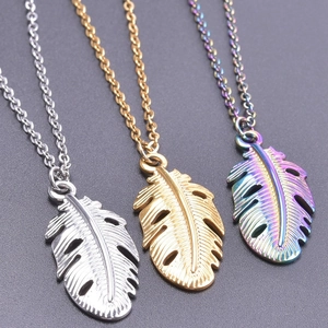 Vue détaillée de pendentifs feuille en finitions argent, or et acier inoxydable coloré