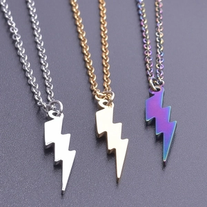 Tres collares con colgante de rayo en oro, plata y acero inoxidable arcoiris