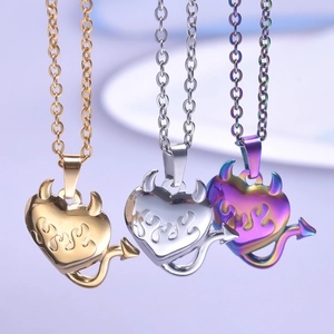 Collane con pendente a cuore di diavolo in oro 18k, argento e acciaio arcobaleno