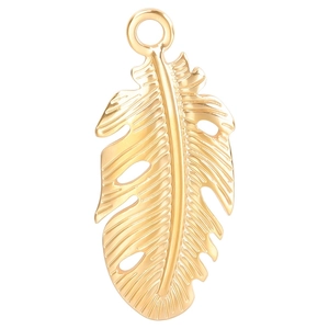 Détail du pendentif feuille en acier doré avec nervures évidées pour création de bijoux