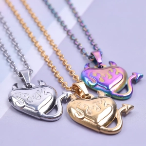 Collane con pendente a cuore diavolo in argento, oro e arcobaleno con trama a fiamme