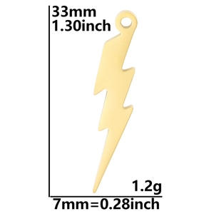 Dimensiones detalladas del colgante de rayo dorado: 33 mm de largo y 7 mm de ancho