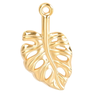 Détail d'un pendentif feuille de monstera doré ajouré pour la création de bijoux DIY