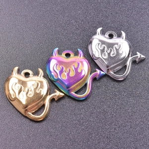 Set di tre ciondoli a cuore di diavolo in oro, argento e arcobaleno per gioielli fai-da-te