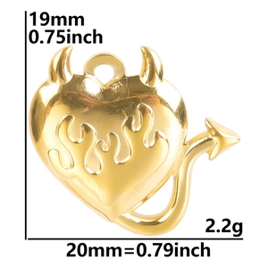 Dettaglio che mostra le dimensioni 19mm x 20mm del ciondolo a cuore diavolo oro 18k