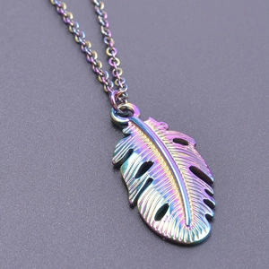 Vue macro d'un pendentif en forme de feuille arc-en-ciel sur une fine chaîne dorée