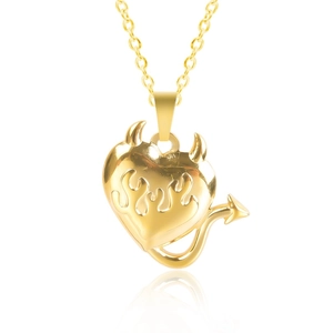 Dettaglio della collana cuore piccolo diavolo dorato con corna e trama motivo fiamme
