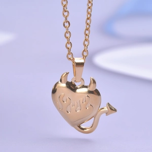 Dettaglio del ciondolo a cuore di diavolo placcato oro 18k con fiamme e catena sottile
