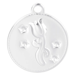 Vue détaillée du pendentif rond en acier poli avec relief tulipe et étoiles fines
