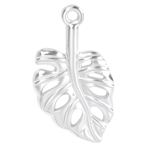 Détail du pendentif feuille de monstera en argent avec design ajouré pour bijoux diy