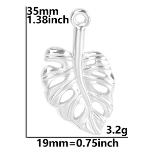 Détails du pendentif feuille de monstera dimensions 35mm de haut et 19mm de large argent