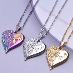 Dettaglio dei ciondoli a cuore e ala nelle finiture viola, argento e placcato oro 18k