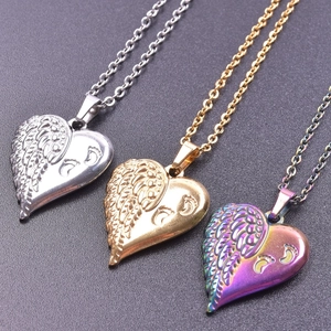 Dettaglio di collane con ali a cuore placcate oro 18k in argento, oro e viola arcobaleno