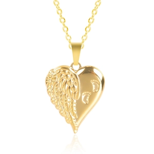 Dettaglio della collana a cuore placcata oro 18k con ala d'angelo e impronte di bimbo