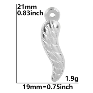 Detail showing 21mm chili pepper pendant dimensions and weight in silver finish