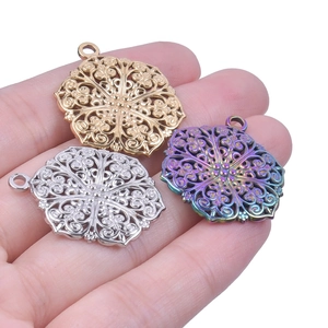 Detail van holle bloemenhangers in goud, zilver en regenboog vacuüm plating finish
