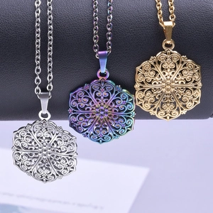 Ketting met holle bloem mandala hanger in zilveren, regenboog en gouden afwerkingen