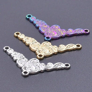 Drie gekleurde vintage metalen connectoren voor DIY-sieradenkettingen met spiraalpatroon