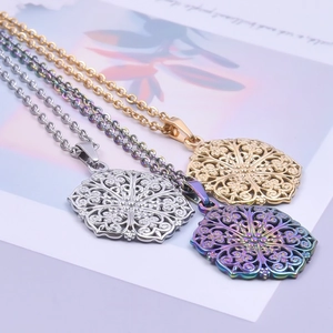 Mandala bloem kettingen in goud, zilver en regenboog roestvrij staal afwerkingen